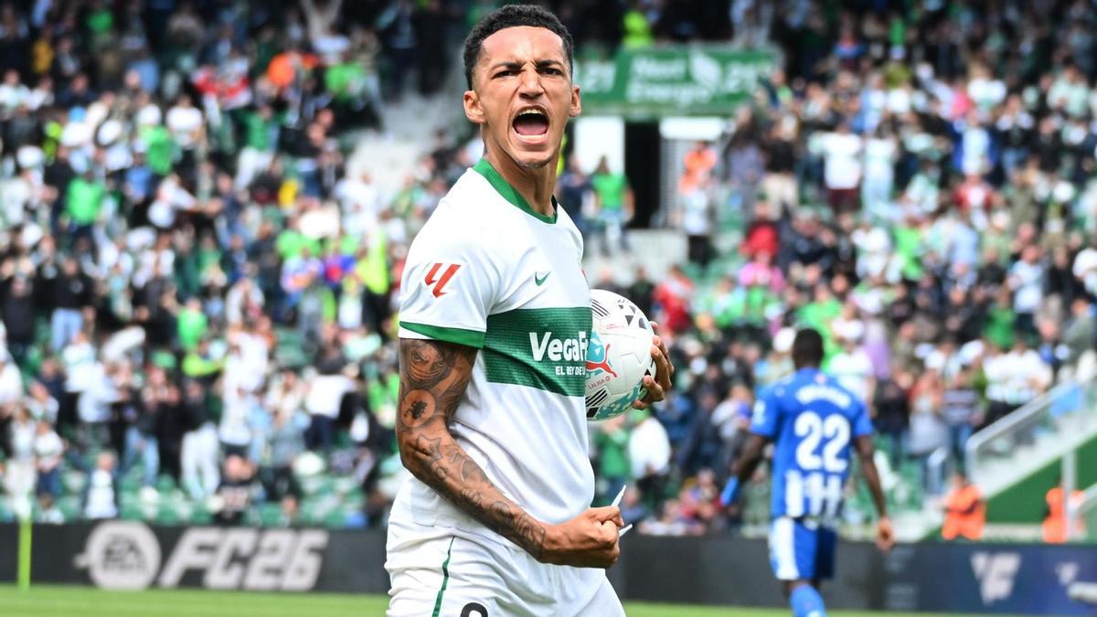Álvaro Rodríguez celebra su gol con el balón en su brazo izquierdo