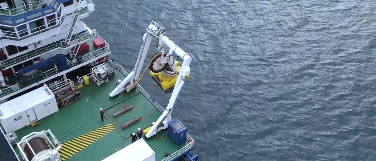 Un buque de ACSM, desplegando un ROV. | ACSM