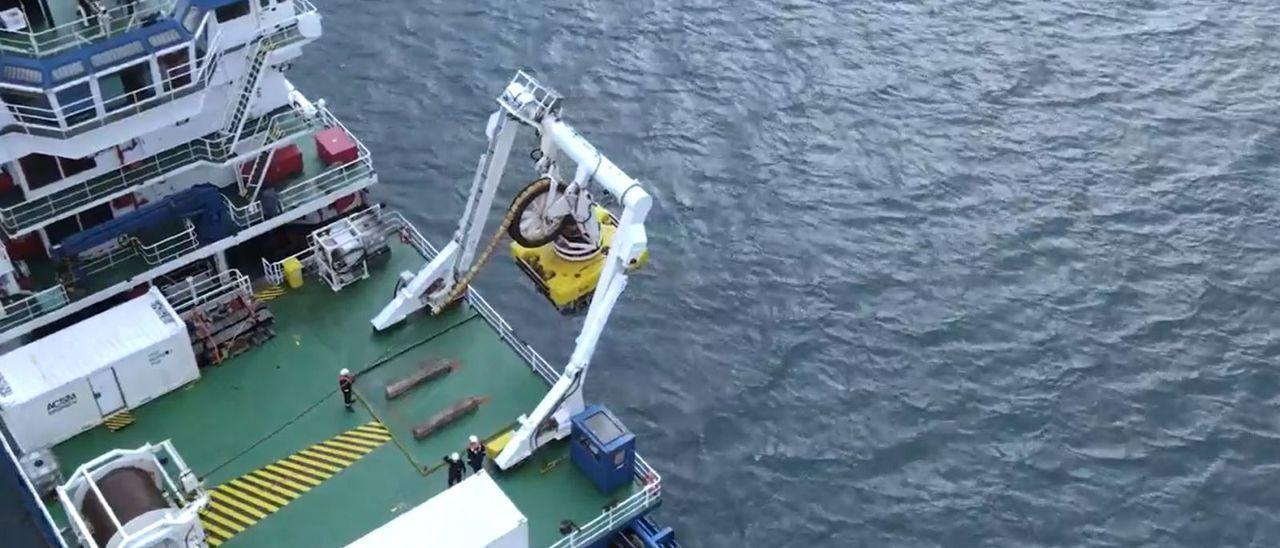 Un buque de ACSM, desplegando un ROV. | ACSM