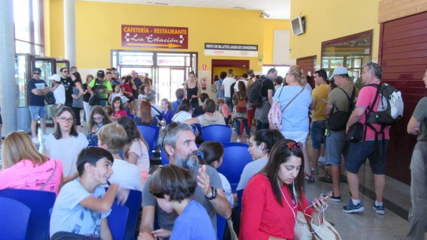 Largas colas para el acceso al autobús a los Lagos