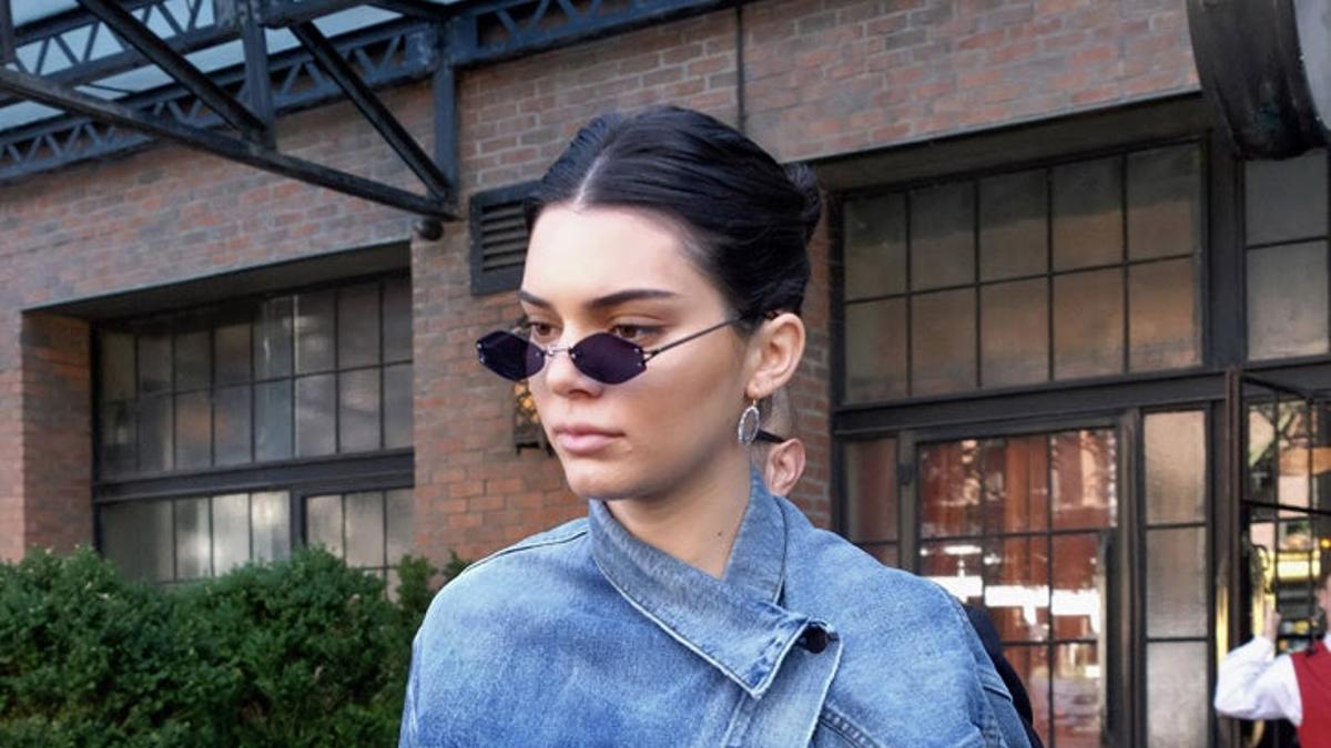 kendall-jenner-ha-llevado-la-chaqueta-denim-mas-rara-de-la-temporada