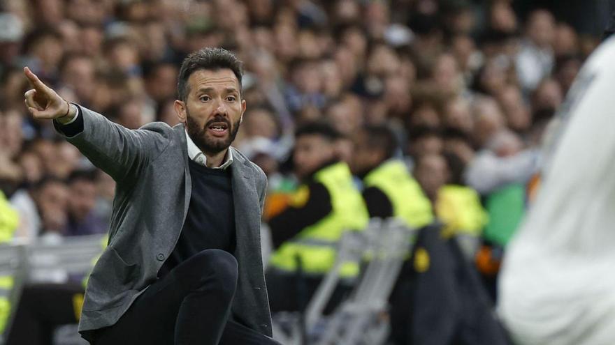 Carlos Corberán da instrucciones desde el césped durante el partido. | EFE