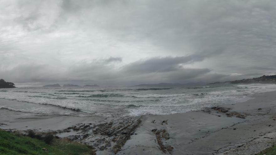 Vista de las Cíes desde la playa de Patos.