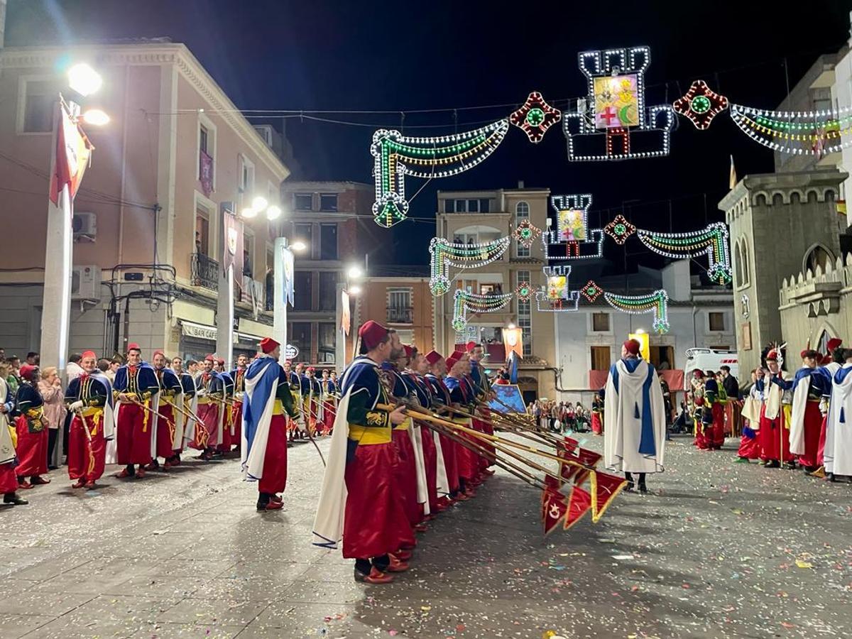 Festeros de la filà Marrocs de Banyeres llegando al castillo durante la Entrada de Moros y Cristianos de esta localidad, el sábado por la noche.