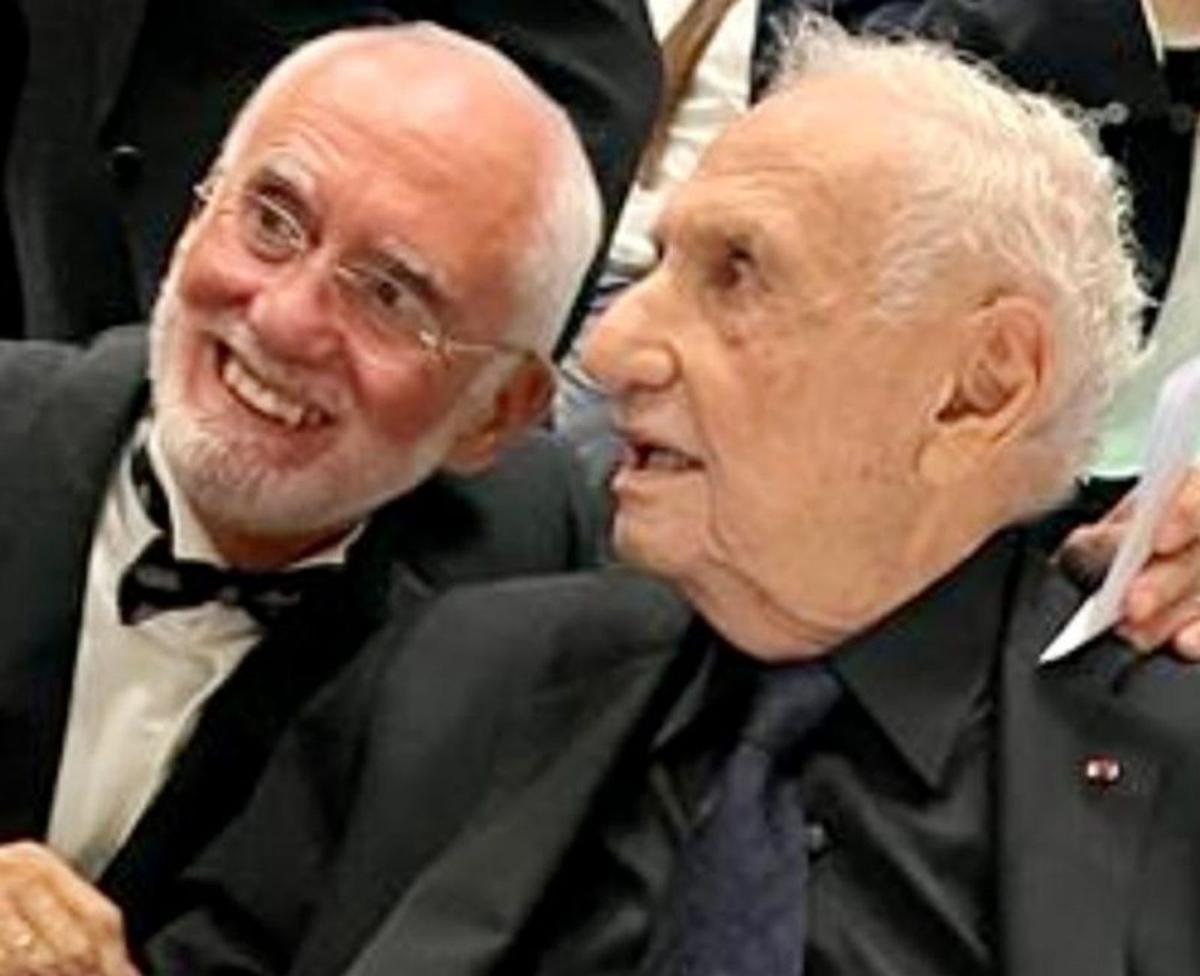 César Caicoya, a la izquierda, con Frank O. Gehry, en la cena de gala de la fiesta del vigésimo quinto aniversario del Guggenheim, en 2022.  