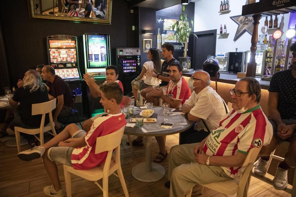 L'afició del Girona viu lluny de Montilivi la decepció.