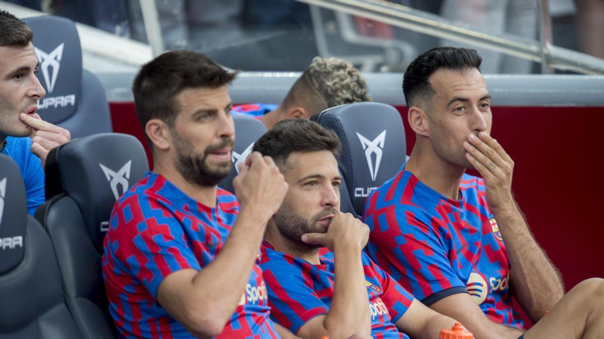 Piqué, Alba y Busquets , tres de los capitanes del Barça, fueron suplentes contra el Elche en el Camp Nou.