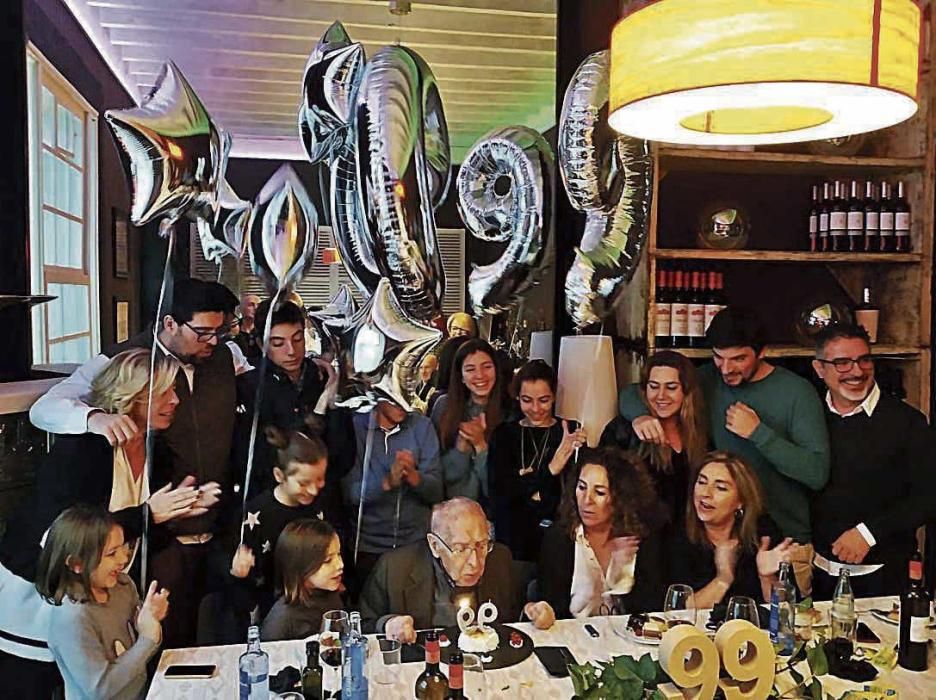 Hijos, nietos, yernos y nueras en la fiesta para celebrar los 99 años de Pablo Díez.