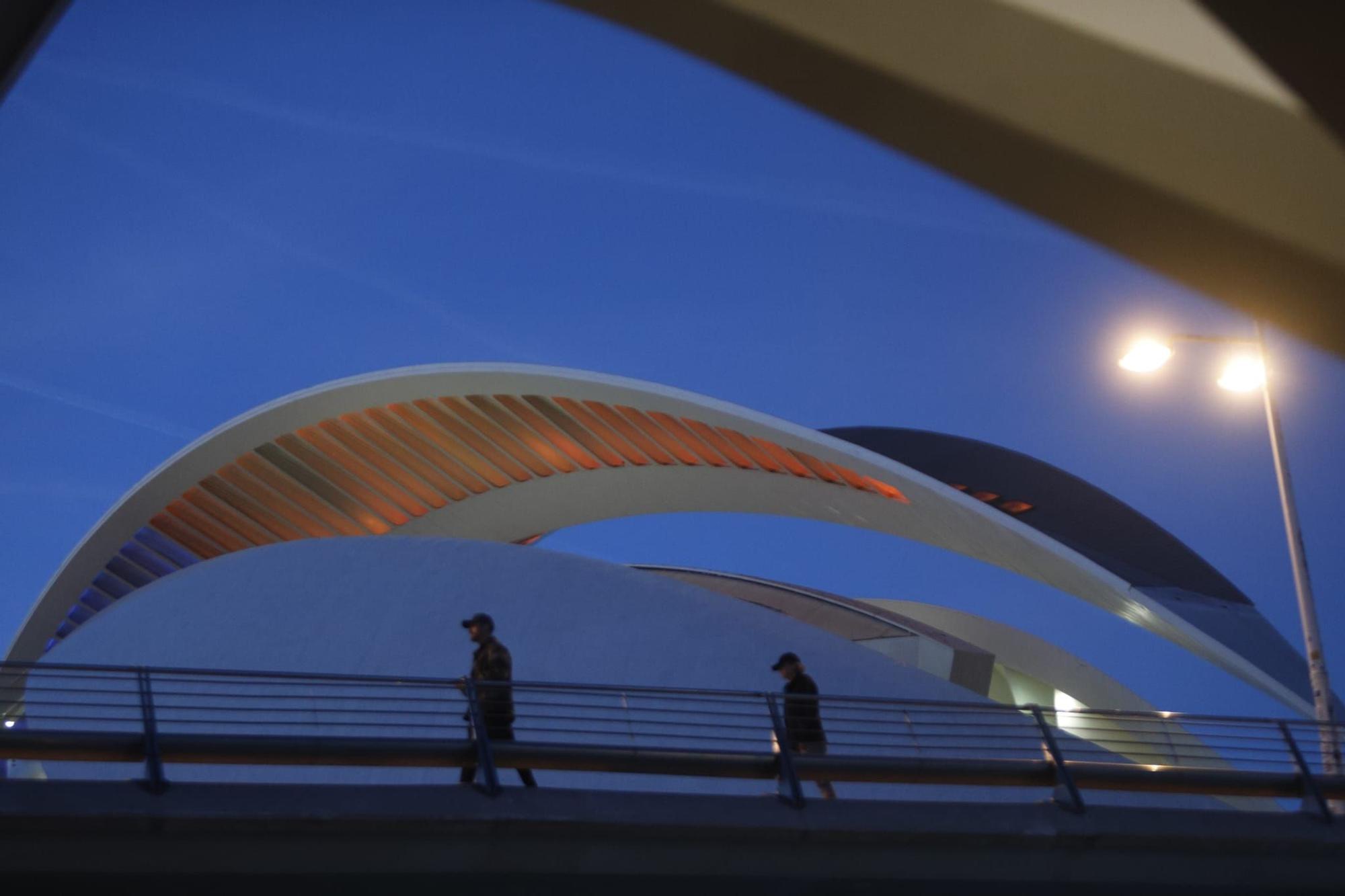 València se tiñe de azul y naranja contra el Cáncer