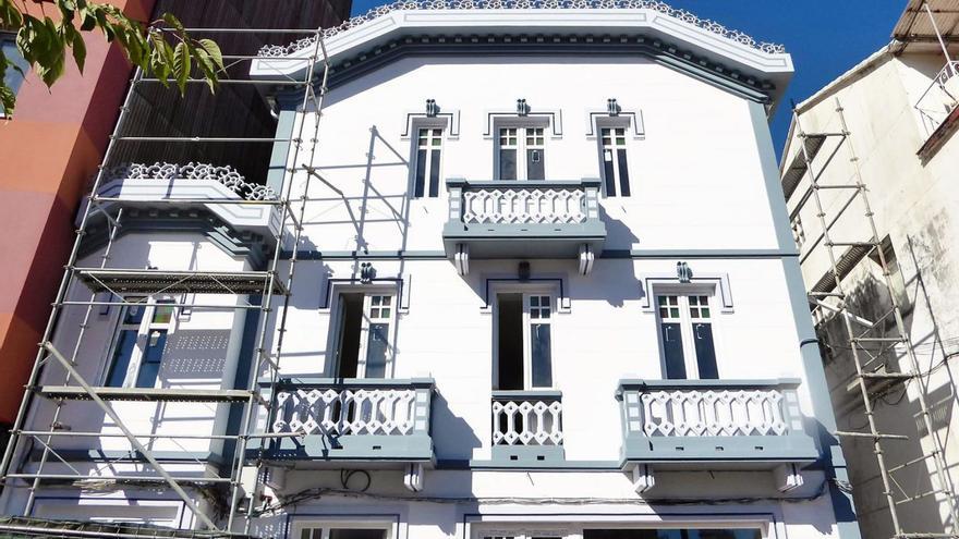 Fachada del edificio estilo modernista de Santa Cruz, casi con la rehabilitación terminada. |   // I.R.