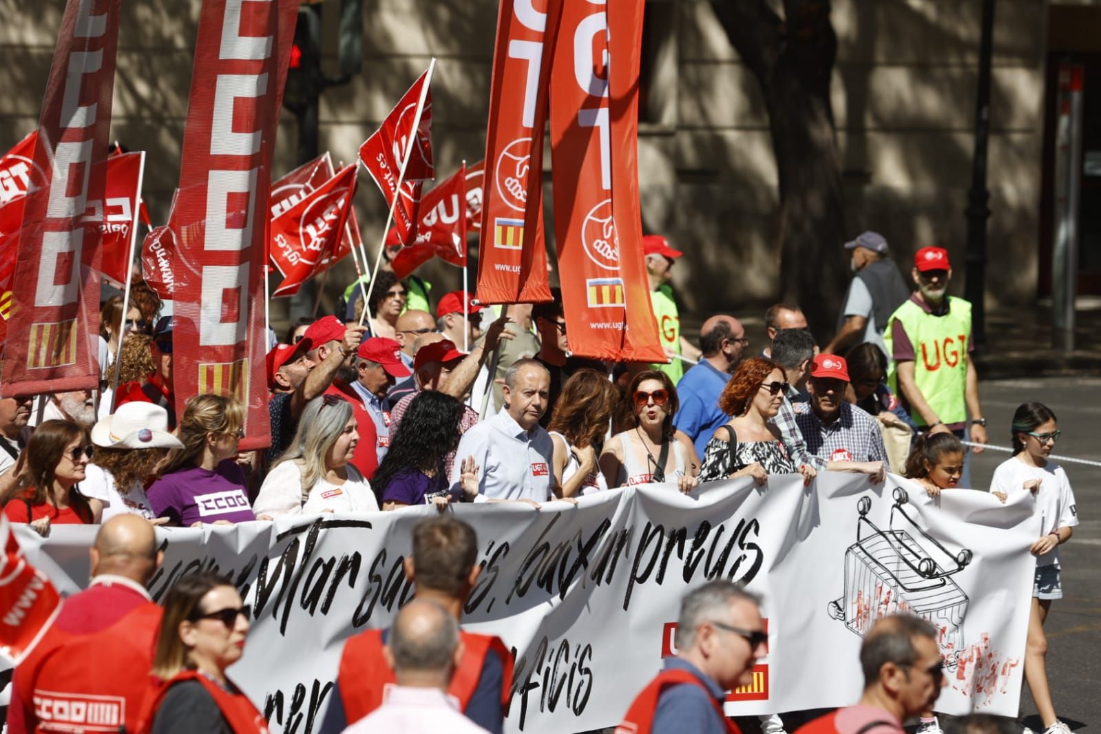 Miles de trabajadores festejan el Primero de Mayo en València