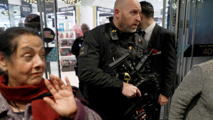 La policía cierra la estación de Oxford Circus en Londres