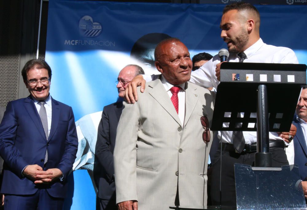 La puerta número 6 del estadio del Málaga CF recibe el nombre del exfutbolista marroquí del club blanquiazul.