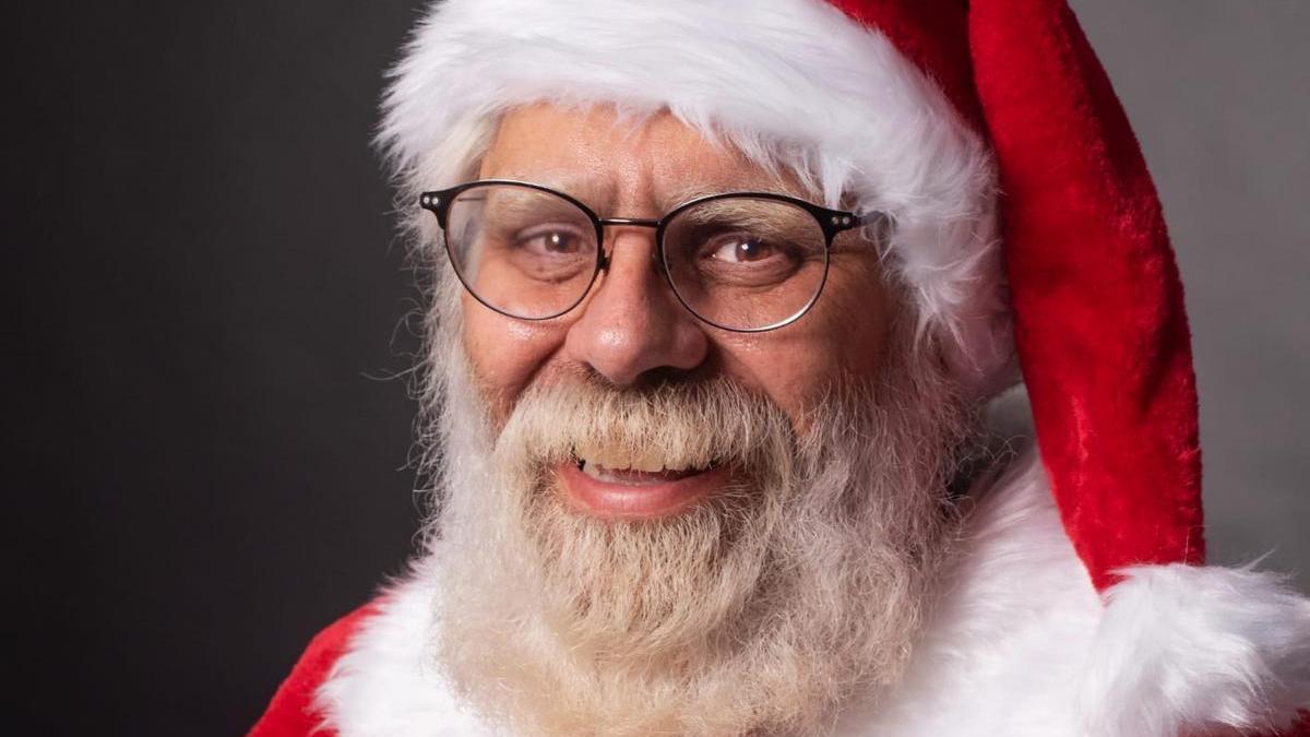 Imagen de Andrés vestido de Santa Claus, con la barba y el pelo teñidos