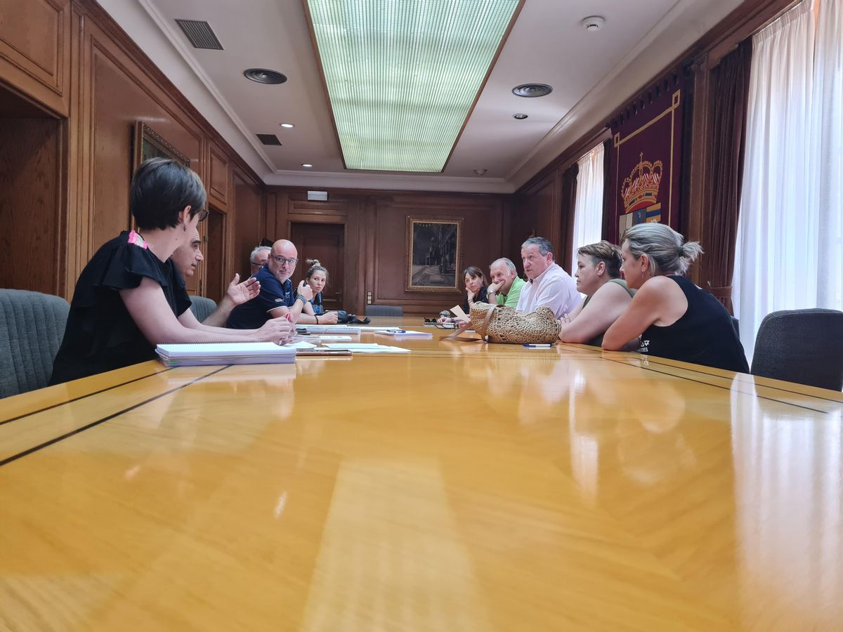 Reunión de la Diputación de Zamora por el asunto de la empresa de limpieza Royal Clean.