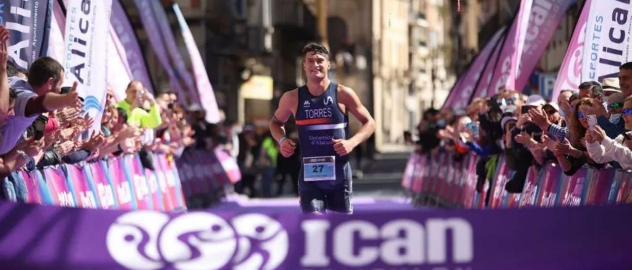 Alejandro Torres, el ganador de la prueba de triatlón disputada en Alicante. | ICAN TRIATLON