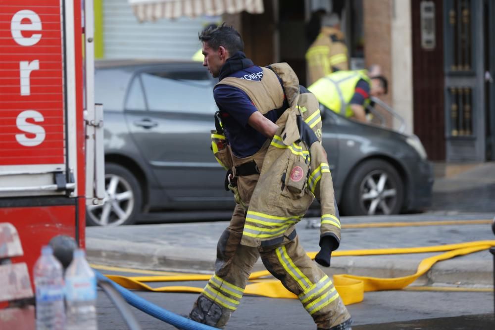 Dos niños intoxicados y una mujer herida en un incendio en Patraix