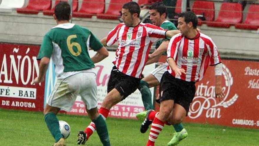 Costas, del Coruxo, intenta frenar un pase de un jugador del Céltiga.