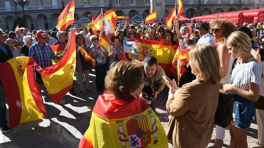 Concentración esta mañana en la plaza María Pita de A Coruña. // Carlos Pardellas