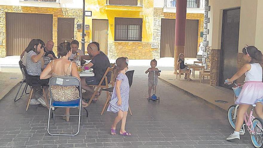 El escaso tráfico permite exprimir la vida en plena calle. Los vecinos son como una gran familia. Las tardes de tertulia y los juegos al aire libre, en un entorno tranquilo y alejado del bullicio de las ciudades, es algo habitual en cualquier pueblo.