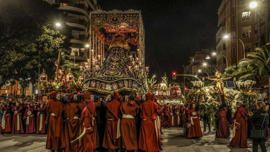 Entre la multitud y el silencio en el Jueves Santo de Alicante