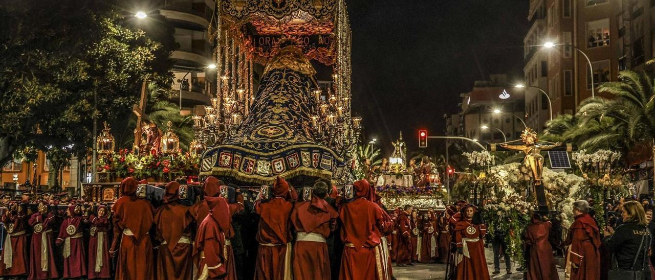 Momentos únicos de la procesión de la Santa Cena de Alicante