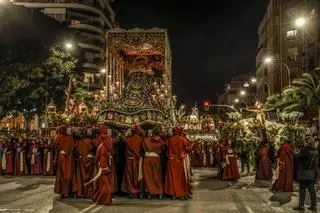 Entre la multitud y el silencio en el Jueves Santo de Alicante