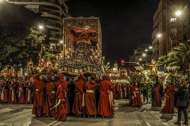 Entre la multitud y el silencio en el Jueves Santo de Alicante