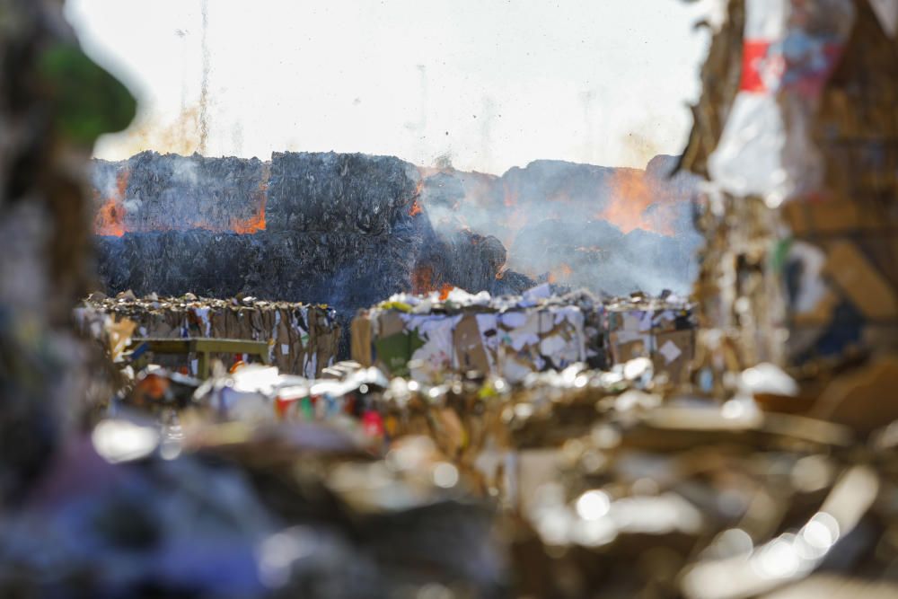 Incendio en una empresa de reciclaje de cartón