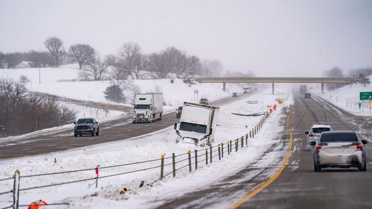 Un camión atascado en la Interestatal 80 antes de la celebración del Caucus de Iowa en Atlantic, Iowa