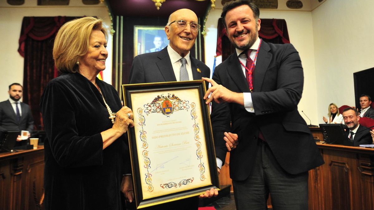 Tula Mora, Antonio Serrano y Pablo Ruz, entregando el reconocimiento al arquitecto ilicitano