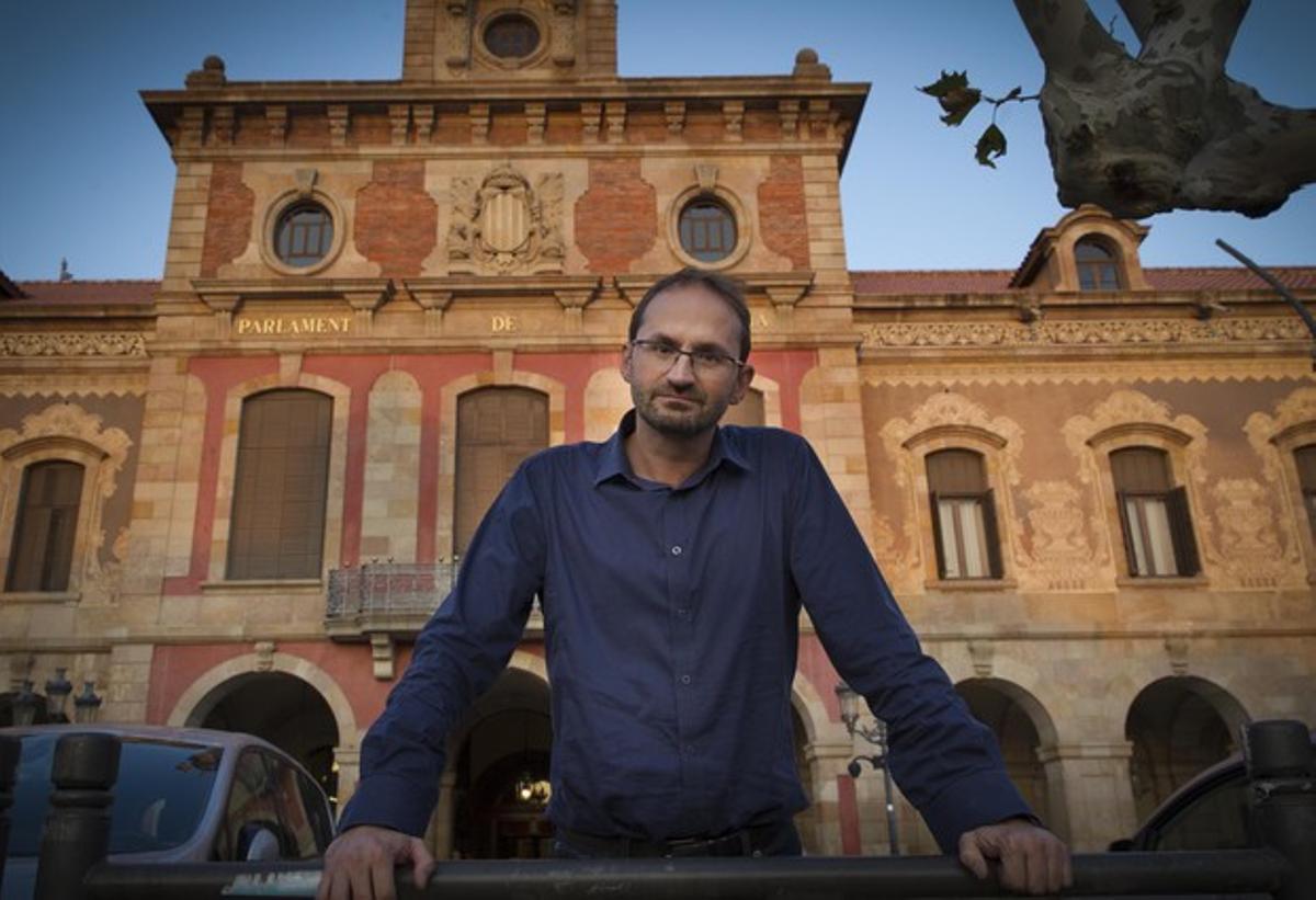 Herrera, amb el Parlament al darrere.