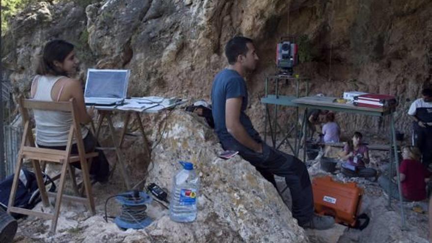 La campaña de excavación de la Cova del Bolomor durará este año dos meses