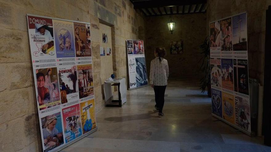 La exposición, en el claustro del Seminario.