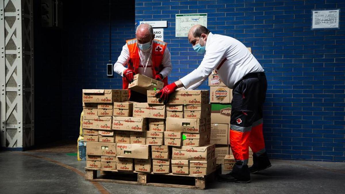 Trabajadores de la Cruz Roja preparando comida para la llegada de refugiados