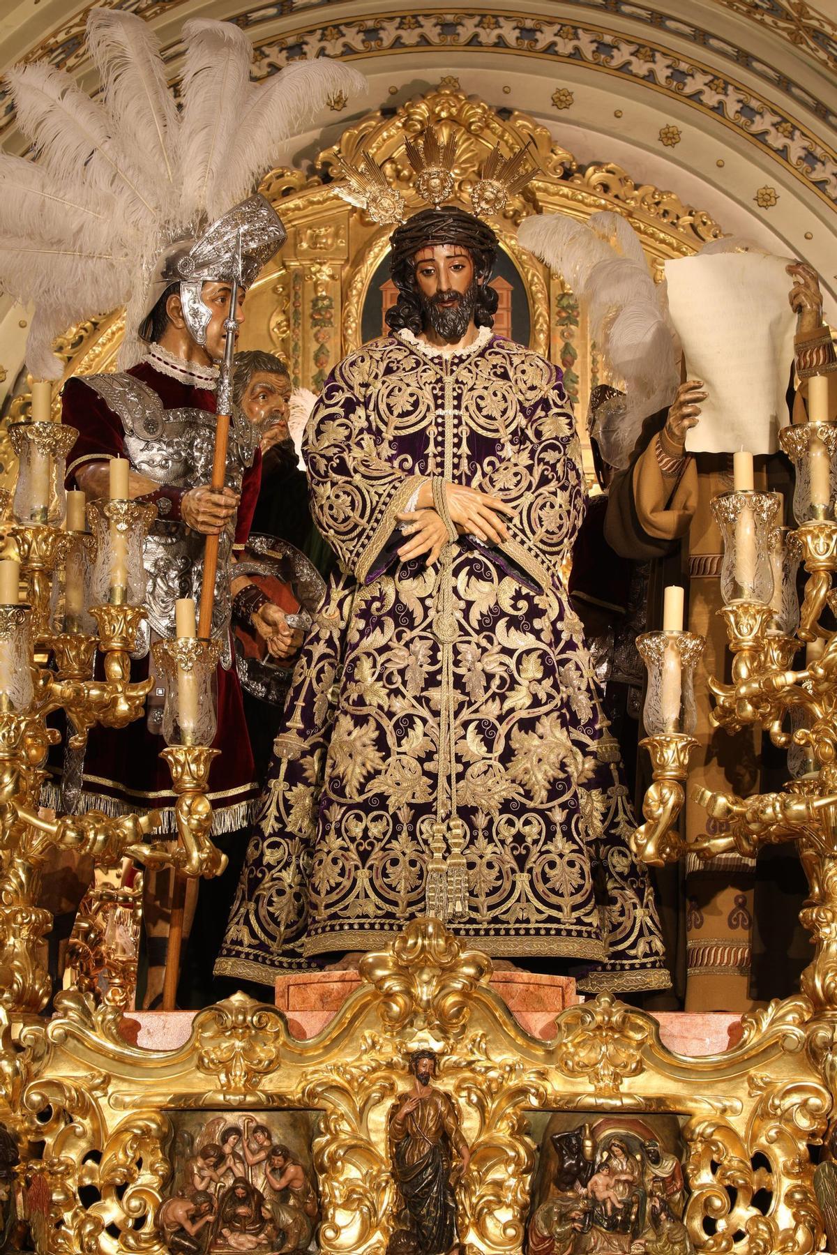 Las imágenes de la Santísima Virgen de la Esperanza Macarena y Nuestro Padre Jesús de la Sentencia, de la hermandad de La Macarena, ya en sus pasos