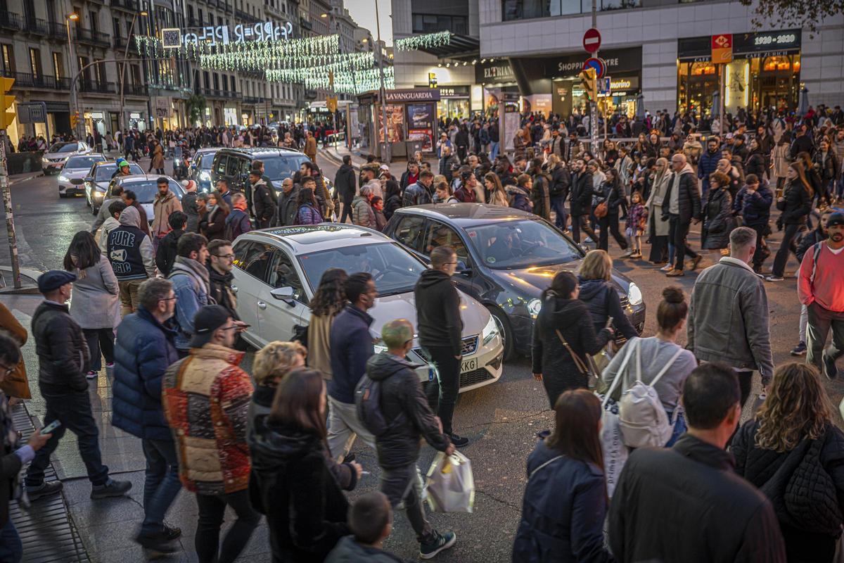 Las compras de Navidad llenan el centro de Barcelona