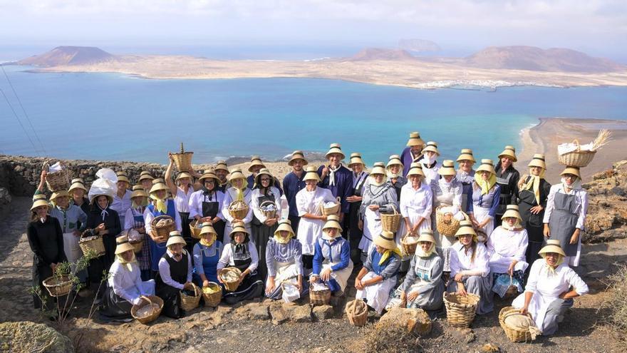 Las gracioseras recrean la Bajada del Risco de Famara como hace 50 años