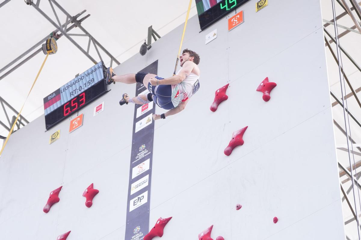 Escalador italiano durante la gran final masculina de velocidad