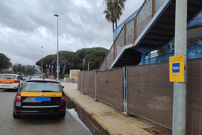 El puente de la Pava en Gavà, con un servicio de taxi alternativo.