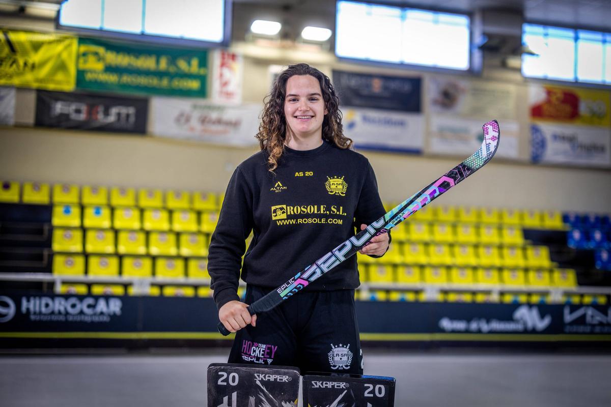 Barcelona 16/02/2026 Deportes. Ritmo de campeona. Anna Salvat,reconocida portera de hockey patines, campeona del mundo, que juega en el Club Patí Vila-sana. AUTOR: JORDI OTIX y PATRICIO ORTIZ