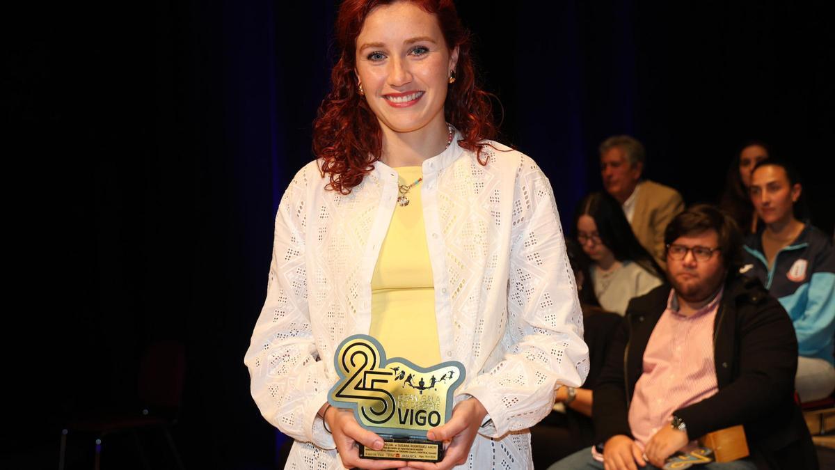 Irene Serrat, con el premio de la triatleta Susana Rodríguez Gacio.