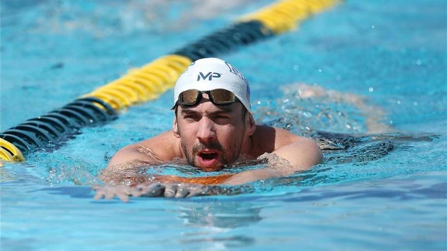 Phelps regresa a la competición tras cumplir seis meses de suspensión