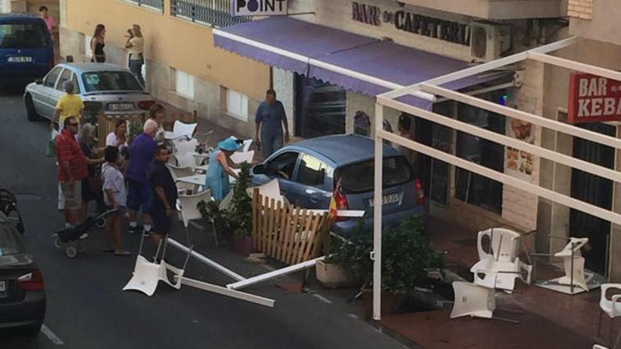 Espectacular accidente sin heridos en Torrevieja al arrollar un vehículo dos terrazas