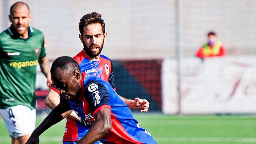 Ketu conduce el balón ante Jorge, ayer, en Ganzábal. | UP Langreo