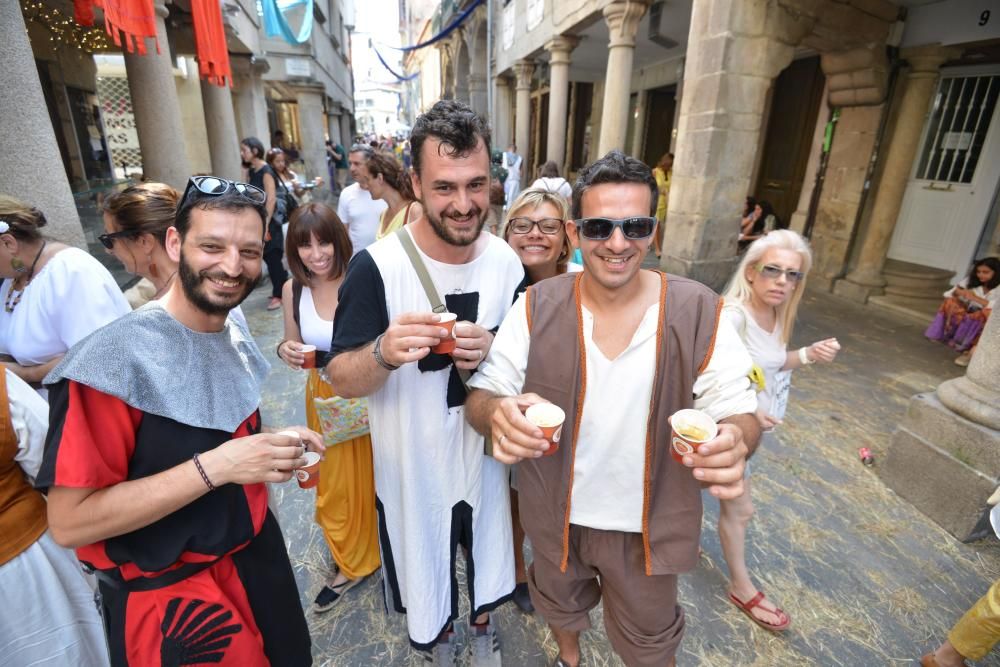 Miles de personas eligieron volver al medievo en Pontevedra en vez de refrescarse en la playa pese al calor extremo.