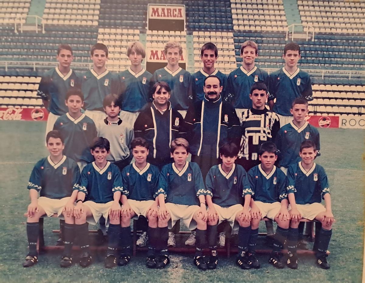 Una imagen de su paso por el Real Oviedo, Alonso posa sentado en el centro de la fila de abajo.