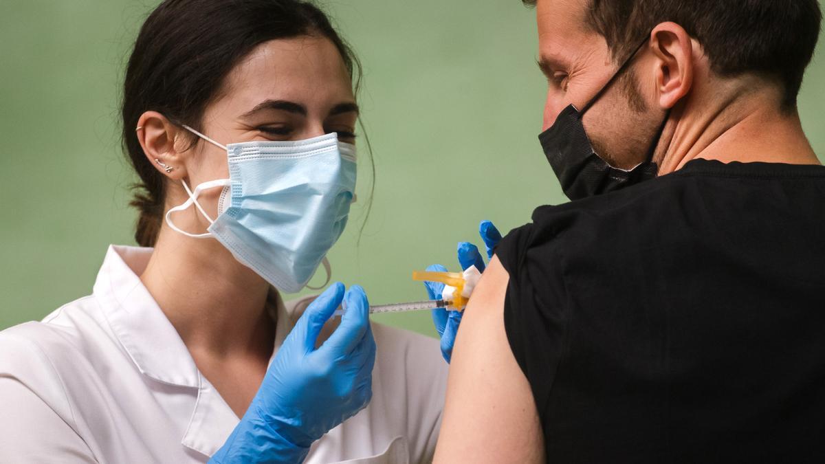 Una mujer sanitario pone una vacuna contra el COVID en Ciudad Rodrigo.