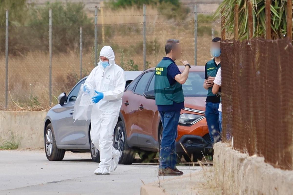 Un hombre se suicida tras matar a tiros a su mujer y a su hijastro en ...