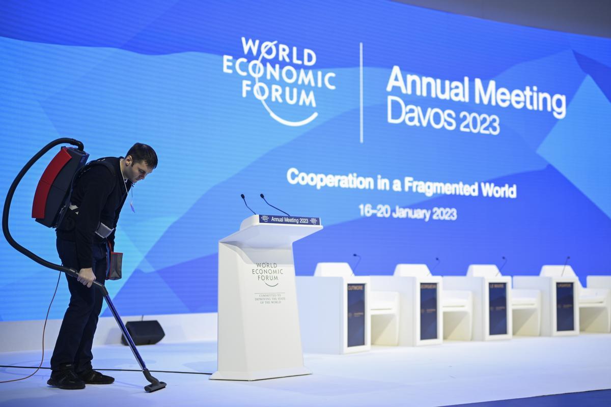 Un trabajador limpia el escenario principal del centro de convenciones de Davos.